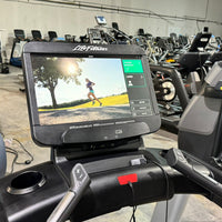 Life Fitness Integrity Treadmill w/ SE3HD Console
